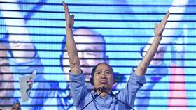 九合一選舉　賣菜郎韓國瑜宣布勝選2018九合一選舉，國民黨高雄市長候選人「賣菜郎」韓國瑜24日晚間自行宣布當選，他現身市黨部致詞，激昂演說讓支持者情緒高亢，現場歡呼聲不絕於耳。中央社記者王飛華攝　107年11月24日