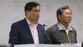 民進黨秘書長洪耀福(左)24日晚間在「2018地方公職人員選舉」選後記者會在上宣布辭去秘書長一職。(圖/記者盧素梅攝)