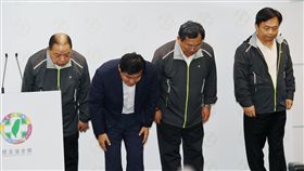 選情失利　民進黨黨務主管致歉民進黨秘書長洪耀福（左2起）、選對會召集人陳明文等黨務主管24日晚間在中央黨部召開記者會，對選情失利進行談話並向支持者鞠躬致歉。中央社記者施宗暉攝　107年11月24日