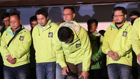 九合一選舉　姚文智自行宣布敗選2018九合一選舉24日傍晚起持續開票中，民進黨台北市長候選人姚文智（鞠躬者）晚間已出面宣布敗選，在台上向支持者深深一鞠躬致意。中央社記者張皓安攝　107年11月24日
