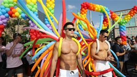 同志大遊行　熱鬧登場（2）2018台灣同志大遊行27日下午正式登場，有民眾以彩色氣球製作道具、妝點自己，讓現場色彩繽紛吸睛。中央社記者吳翊寧攝　107年10月27日