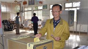 九合一選舉　台南無黨籍陳永和票數衝第32018九合一選舉，無黨籍台南市長候選人陳永和（右）得票數截至晚間11時止，排在6名市長候選人中的第3位，雖未能當選，但他表示，會繼續當台灣志工。中央社記者楊思瑞攝　107年11月24日