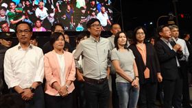 九合一選舉　高雄陳其邁自行宣布敗選2018九合一選舉24日晚間持續開票中，民進黨高雄市長候選人陳其邁（前左3）自行宣布敗選，他說，已打電話向國民黨候選人韓國瑜致賀。中央社記者陳朝福攝  107年11月24日