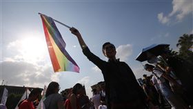 台灣同志遊行登場　彩虹旗飄揚2018台灣同志遊行27日登場，遊行民眾揮舞彩虹旗，希望同婚兩公投「民法婚姻章保障同性婚姻」及「性別平等教育」順利通過。中央社記者吳家昇攝　107年10月27日