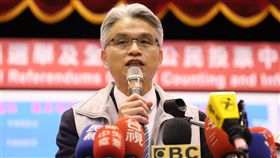 一肩承擔政治責任　陳英鈐向全國民眾致歉史上最大規模的九合一併公投選舉落幕，開票時發生有投票所仍在投票，引發質疑。中選會主委陳英鈐25日凌晨被問及是否負起政治責任時表示，他作為首長一肩承擔，一定會深切檢討。中央社記者顧荃攝　107年11月25日