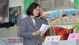 九合一選舉登場　蔡總統前往投票（2）107年地方公職人員選舉及全國性公民投票案第7案至第16案24日舉行，總統蔡英文24日前往新北市永和區秀朗國小投票所投票。中央社記者張皓安攝　107年11月24日