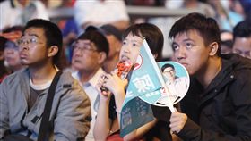 開票之夜　陳其邁選情緊繃支持者緊盯2018九合一選舉暨公投24日晚間持續開票，民進黨高雄市長候選人陳其邁也同步舉行開票之夜活動，大批支持者到場關心進度，緊盯螢幕關切藍綠僵持不下的票數。中央社記者吳翊寧高雄攝　107年11月24日