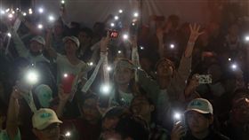 柯文哲連任台北市長　支持者嗨翻（2）2018台北市長選舉戰況膠著，開票一路從24日傍晚持續到25日凌晨，無黨籍候選人柯文哲的支持者在確認柯文哲當選連任後，一同點起手機燈光，照亮黑夜，開心迎接柯文哲勝選。中央社　107年11月25日