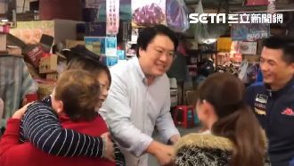 蟬聯市長寶座　林右昌清晨赴市場謝票