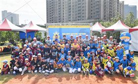 陳冠宇到YY迷你棒球學院擔任客座教練。（圖／寶悍運動平台提供）