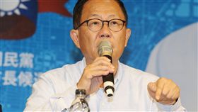 丁守中記者會（3）國民黨台北市長候選人丁守中25日下午與律師團在競選總部召開記者會，丁守中質疑台北市一邊開票、一邊投票，過程中存在重大違法和太多疑點，決定提選舉無效訴訟並提出驗票要求。中央社記者郭日曉攝　107年11月25日