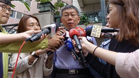 柯文哲險勝　稱沒被韓流滅頂已很厲害台北市長柯文哲（中）以3254票差距險勝國民黨台北市長候選人丁守中，柯文哲坦言，「韓流」外溢效應在全台發酵，連台中、彰化都翻盤。他說：「我沒有被韓流滅頂，已經很厲害了。」中央社記者梁珮綺攝　107年11月25日