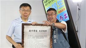 柯文哲與參選人合影（2）台北市長柯文哲（左）推出「柯P認同卡」，30日與43名簽署的各縣市參選人合影，承諾共同改變政治文化。右為高雄市議員參選人陸錦生。中央社記者鄭傑文攝　107年9月30日