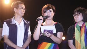 婚姻平權大平台促修民法　免於反同謠言台大外文系退休教師畢安生逝世一週年，婚姻平權大平台總召呂欣潔（中）16日指出，同志社群無法接受民法以外、任何造成同志權利落差的方案，政府應儘速完成民法修正，讓台灣免於反同謠言之亂。中央社記者吳翊寧攝　106年10月16日