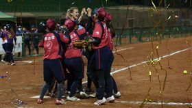 勇士隊球員在拿下總冠軍後相擁慶祝。（圖／中華壘協提供）