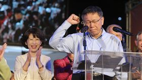 九合一選舉　台北市長柯文哲險勝連任（1）2018九合一選舉，台北市長開票作業從24日傍晚一路開到25日凌晨，現任市長柯文哲（右）最後以些微差距險勝連任，上台宣示要繼續為台北市民打拚。中央社　107年11月25日