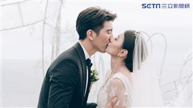 修杰楷對新娘賈靜雯深情一吻。（圖／齊點娛樂有限公司／小小姑娘工作室）