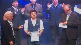 大會宣布簡綸廷奪得FISM大賽冠軍後，淚流滿面上台。（圖／翻攝自YouTube）