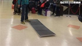 澎湖6.1地震　馬公機場天花板掉下來／翻攝畫面