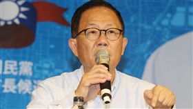 丁守中記者會（3）國民黨台北市長候選人丁守中25日下午與律師團在競選總部召開記者會，丁守中質疑台北市一邊開票、一邊投票，過程中存在重大違法和太多疑點，決定提選舉無效訴訟並提出驗票要求。中央社記者郭日曉攝　107年11月25日