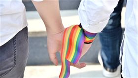 挺同平權公投落空　精神科醫師籲社會給溫暖兒童青少年精神科專科醫師徐志雲25日表示，反同公投從過程到結果，都是對弱勢族群的重大傷害，尤其愈缺乏資源、愈不能出櫃的同志，受傷愈深。他建議，不妨給同志擁抱、戴彩虹配件，讓他們知道自己不孤單。（婚姻平權大平台提供）中央社記者陳偉婷傳真　107年11月25日