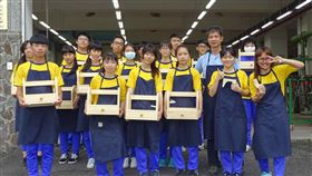 鼓勵弱勢生習技能　呂家清獲教育部落格人物典範東勢高工教師呂家清（藍衣者）積極落實學校推動的「發願成才」培育計畫，鼓勵進修部學生參與裝潢人力培育班，培養專業技能，獲選為教育家部落格人物典範。（教育部提供）中央社記者許秩維傳真　107年11月25日