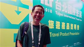 台灣最美的風景　作家劉克襄大推良心菜攤台北國際旅展第2日，主辦單位台灣觀光協會24日邀請旅遊作家劉克襄（圖）到展場演講，和民眾分享「你所不知道的小鄉小鎮」，暢談台灣最美的風景是良心菜攤，鼓勵民眾到鄉鎮感受台灣之美。中央社記者陳葦庭攝　107年11月24日