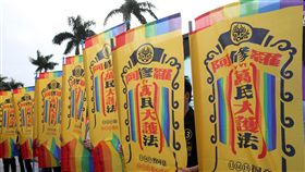 同婚議題公投案　時代力量籲支持婚姻平權24日九合一選舉外，有10個公投案合併投票，有關同婚議題共5個公投案。時代力量台北市黨部主委林昶佐和議員候選人14日在自由廣場前召開記者會，表達力挺婚姻平權。中央社記者郭日曉攝　107年11月14日