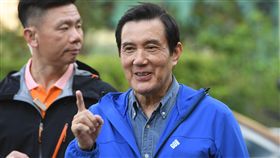 九合一選舉併公投登場　馬英九投票（1）107年地方公職人員選舉及全國性公民投票案第7案至第16案24日舉行投票，前總統馬英九（右）一早就前往投票所投票。中央社記者孫仲達攝　107年11月24日