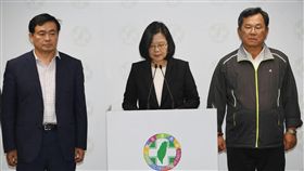 九合一選舉失利　蔡英文請辭民進黨主席九合一選舉24日開票，民進黨主席蔡英文（中）傍晚到黨中央坐鎮，晚間9時10分並舉行記者會，表示要對選舉不理想結果負起完全責任，她立即辭去主席一職。中央社記者施宗暉攝　107年11月24日