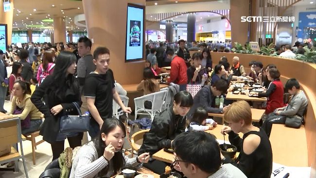竊賊出沒美食街　瞄準民眾「占位包」