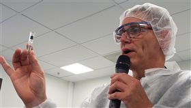 流感疫苗製程（1）法國賽諾菲藥廠日前邀請各國記者前往流感疫苗廠了解疫苗製作過程，疫苗廠廠長菲力普（Philippe Ivanes）（圖）表示，凡是會接觸到疫苗內容物的容器都必須經過完整消毒，確保疫苗品質。中央社記者張茗喧攝　107年6月23日