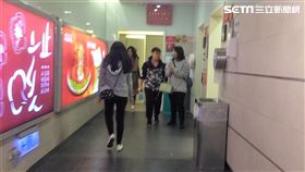 鄧男在台北轉運站尾隨女子進入一樓女廁強吻遭逮，警方訊後將他依強制猥褻罪送辦（翻攝畫面）