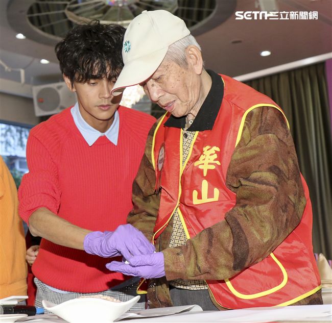 浩角翔起今受邀擔任華山基金會公益大使，一同與長輩包金元寶。（記者林士傑/攝影）