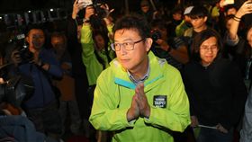 九合一選舉姚文智敗選　向支持者致謝（3）2018台北市長選舉24日晚間持續開票中，民進黨台北市長候選人姚文智（中）得票情形不理想，已宣布敗選，他走下舞台感謝民眾一路相挺支持。中央社記者張皓安攝　107年11月24日