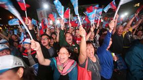 盧秀燕自行宣布當選　支持者熱情歡呼2018九合一選舉，國民黨台中市長候選人盧秀燕的競選總部聚集大批支持民眾，24日晚間開票持續領先時，盧秀燕也到場自行宣布當選，民眾熱烈歡呼。中央社記者蘇木春攝　107年11月24日