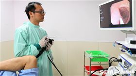 肝膽胃腸科醫師林佑達替患者進行大腸鏡檢查。（圖非新聞當事人／亞大醫院提供）