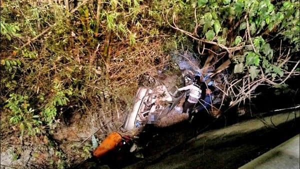 轎車過彎撞山壁墜橋　妻死夫昏迷