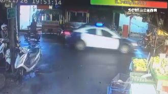 通緝毒犯拒盤查　窄巷狂駛逆向撞警車