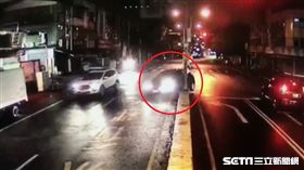 南投自撞車禍卡中央分隔島　駕駛氣車落跑／翻攝畫面