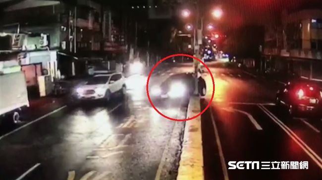 駕駛徒手抬車自救　最後竟釀離奇車禍