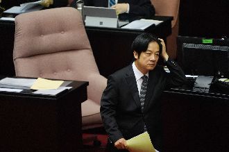 藍委逼問改組時機表　賴揆頻閃回