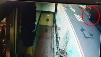 畫面曝光！男中刀中槍走5步倒地昏迷