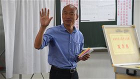 九合一選舉　韓國瑜投票（1）　九合一選舉與10案公投24日投開票，國民黨高雄市長候選人韓國瑜上午前往高雄林園中學投開票所投票。中央社記者王飛華攝　107年11月24日