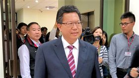 桃園轉型期  鄭文燦：讓市民的選票物超所值桃園市長選舉政見發表會13日上午登場，爭取連任的桃園市長候選人鄭文燦（前）表示，相信市民都可看到桃園的改變與建設，未來4年是桃園轉型期，希望可以讓市民的選票物超所值。中央社記者吳睿騏桃園攝  107年11月13日