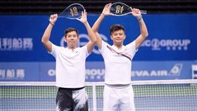 ▲台灣職網球員「小胖」楊宗樺（左）、「A鵬」謝政鵬（右）在印度Pune挑戰賽雙打拿下亞軍。（圖／翻攝自謝政鵬臉書）