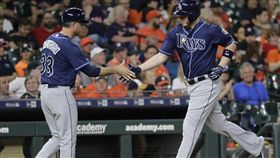 遭DFA的克隆（右），明年轉戰雙城。（圖／翻攝自克隆推特）