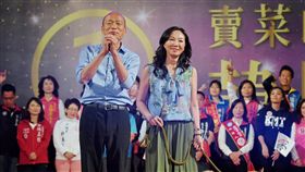 選前之夜　韓國瑜與妻牽愛犬催票國民黨高雄市長候選人韓國瑜（前左）23日晚間舉行選前之夜造勢晚會，與妻子李佳芬（前左2）牽著愛犬向民眾請託支持。中央社記者王飛華攝　107年11月23日