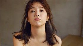 李佳穎IG首圖也微透露出小女人的嫵媚。（圖／翻攝自李佳穎Instagram）