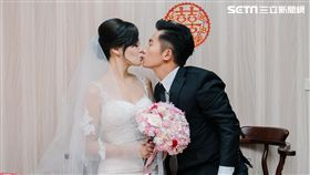 蔡昌憲甜吻嬌妻vivian。（圖／群星瑞智提供）